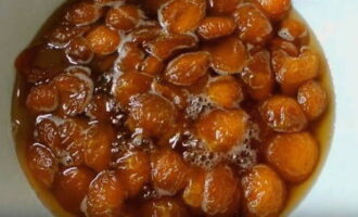 A foc mitjà, porteu la melmelada a ebullició, retireu l'escuma i deixeu-ho coure a foc lent, remenant de tant en tant, durant una hora. Durant aquest temps, l'almívar es tornarà espess i adquirirà un bonic color daurat.