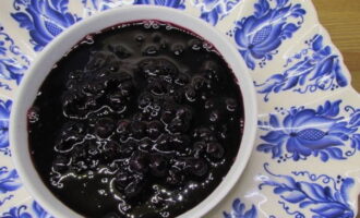 Ang makapal na blueberry jam ay handa na para sa taglamig. Maaaring iimbak ang mga treat sa isang malamig at tuyo na lugar hanggang sa isang taon.