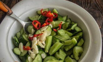 Chuyển tỏi và hạt tiêu vào dưa chuột.