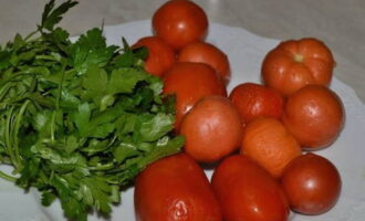Se spala rosiile si patrunjelul. Le macinam si printr-o masina de tocat carne.