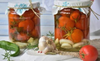 Els tomàquets dolços en conserva estan preparats per a l'hivern. Es pot emmagatzemar en un lloc fresc.