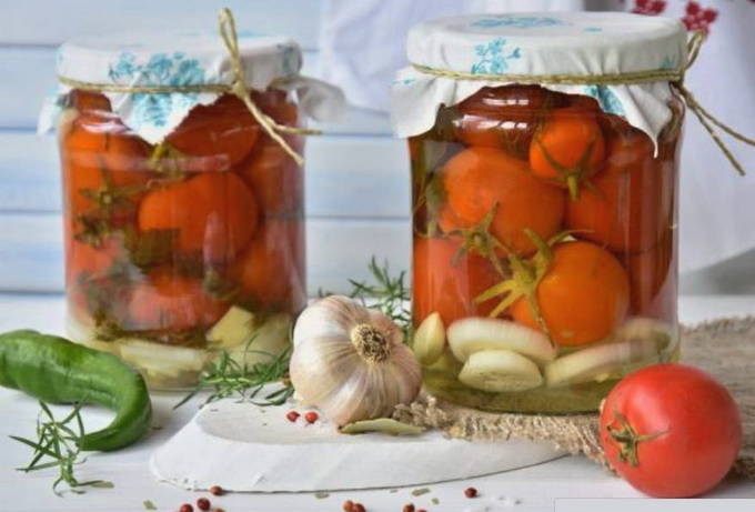 Tomàquets en conserva per a l'hivern