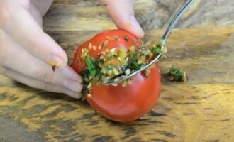 Începem tăietura cu mușca de legume.