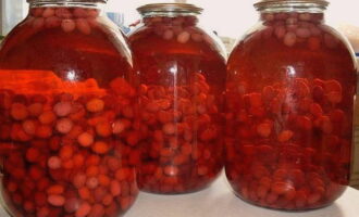 Kornoeljecompote voor een pot van 3 liter is klaar voor de winter. Op een koele plaats bewaren.