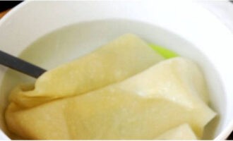 Nhúng từng miếng vào nước sôi trong 30-40 giây, sau đó nhúng chúng vào chất lỏng lạnh.