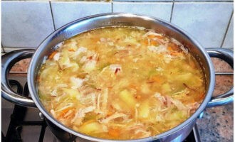 Sau đó cho thịt đã tách rời vào xào, đun thêm 10 phút nữa. Cuối cùng thêm nước sốt cà chua.