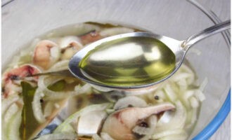 Thêm lượng dầu thực vật cần thiết.