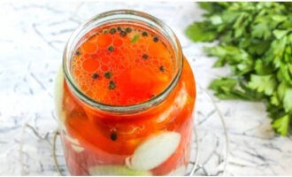 Giet de marinade over de tomaten.