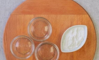 Chúng tôi rửa kỹ lọ bằng baking soda và khử trùng trong lò vi sóng hoặc phương pháp khác.