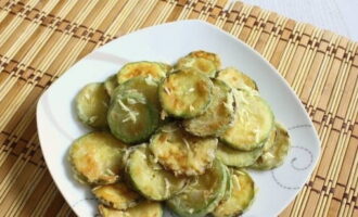 Rắc tỏi băm nhỏ lên trên.