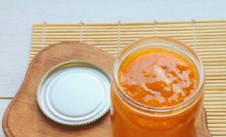 Hugasan namin ang mga garapon sa maligamgam na tubig na may baking soda at isterilisado ang mga ito gamit ang angkop na paraan. Punan ang tuyo, malinis na mga garapon ng apricot jam. Gamit ang isang seaming machine, igulong gamit ang mga sterile lids.