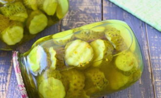Cogombres a rodanxes per a l'hivern: una recepta fantàstica! Guardar en un lloc fresc i servir en qualsevol època de l'any.