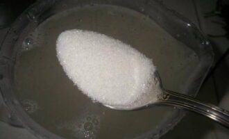 Adăugați aici cantitatea specificată de zahăr. Se amestecă până când ingredientele uscate se dizolvă.