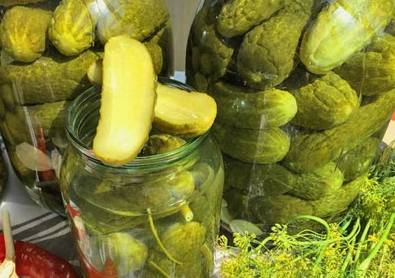 Castraveți murați în borcane de 3 litri pentru iarnă
