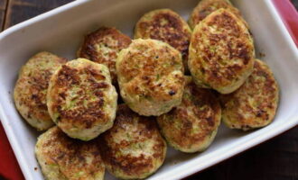 Gehakte kipkoteletten met courgette in een koekenpan zijn klaar. Help jezelf!