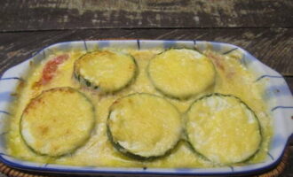 Ilagay ang treat sa oven na preheated sa 200 degrees. Maghurno hanggang sa ginintuang kayumanggi para sa mga 20-30 minuto.