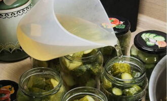 Apoi aduceți marinada la fierbere puternic și turnați-o complet peste castraveții din borcane.