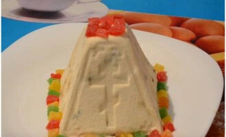 Passat aquest temps, traieu de la gasa i el motlle el formatge cottage de Pasqua preparat segons la recepta clàssica, transferiu-lo a un plat, decoreu-lo al vostre gust i serviu per a la taula de Pasqua. Bona gana!
