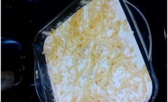 Stropiți suprafața cu brânză rasă.Puneți dulcea într-un cuptor preîncălzit la 200 de grade pentru 35 de minute.