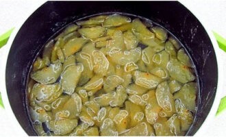 A continuació, bulliu els ingredients durant 10 minuts més.