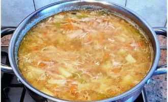 Thêm muối và hạt tiêu đen, tắt bếp và đậy nắp lại - để trong 15-20 phút.