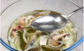 Thêm giấm.