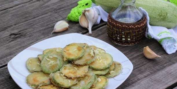 Bí xanh chiên tỏi trên chảo