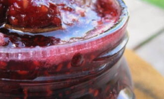 Kaya, niluluto namin ang lahat ng jam hanggang sa mapuno namin ang garapon.