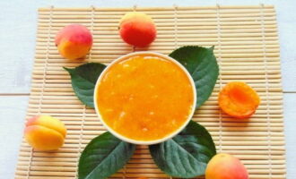 Palamigin ang jam sa pamamagitan ng pagbabalot nito sa isang mainit na kumot. Ang pinalamig na jam ay magiging makapal. Inilipat namin ang mga blangko sa isang lugar ng imbakan at ginagamit ang mga ito kung kinakailangan. Bon appetit!