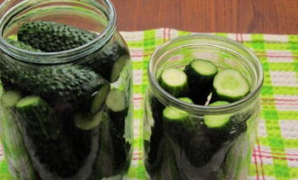 Punan ang mga garapon ng mga pipino.