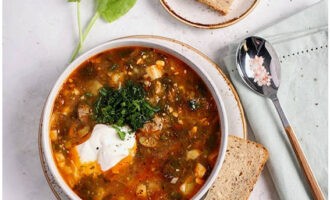 Häll upp den aromatiska gröna borschtjén i portionerade tallrikar och smaka av med gräddfil – njut. Smaklig måltid! 