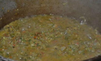 Transferați masa de legume în ceaun cu ceapa. Fierbeți-le și amestecați constant.
