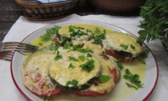 Ang zucchini casserole na may keso at mga kamatis sa oven ay handa na. Hatiin sa mga bahagi at ihain!