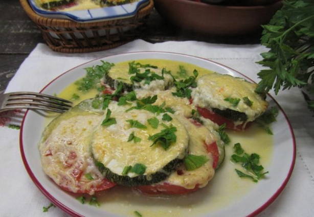 Zucchini casserole na may keso sa oven
