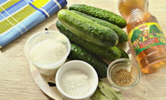 Com començar a preparar cogombres finlandesos per a l'hivern? Preparem un joc d'aliments, si cal, remullem les fruites en aigua freda durant diverses hores.