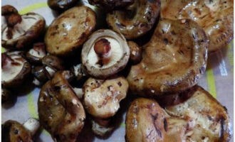 Să începem să pregătim porci murați pentru iarnă. Măsurați cantitatea necesară de ciuperci. Sortam, curatam ciupercile si le umplem cu apa rece timp de 3 ore.