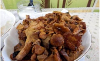 Laten we gebakken champignons in potten bereiden voor de winter. Je kunt bevroren of verse champignons gebruiken. Als u de tweede optie gebruikt, maak dan eerst de champignons schoon en was ze.