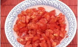 Låt oss börja förbereda dressingen för borsjtj för vintern från rödbetor, morötter, tomater och paprika genom att förbereda grönsakerna. Tvätta tomaterna och skär dem i tärningar.
