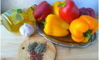 Để chuẩn bị ớt khô cho mùa đông, bạn cần chuẩn bị nguyên liệu chính. Chúng tôi rửa kỹ các loại rau ngon ngọt và loại bỏ độ ẩm bằng khăn.