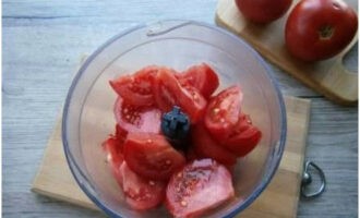 Hur förbereder man Satsebeli-sås för vintern? Vi tar köttiga, oskadade tomater och sköljer dem väl, tvättar bort damm och smuts. Vi skär de torkade tomaterna i segment och skär ut stjälkarna. Överför till en hackarbehållare och mal. Häll i en metallbehållare avsedd för matlagning.