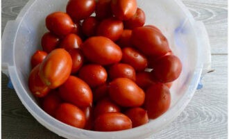 Upang maghanda ng mga kamatis na pinatuyong araw sa isang dehydrator ng gulay para sa taglamig, kakailanganin mo ng malakas na mga kamatis na cream. Hugasan ng mabuti ang mga kamatis.