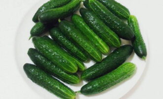 Upang maghanda ng mga pipino sa sarsa ng mustasa para sa taglamig, pumili ng mga sariwang ani na gulay.