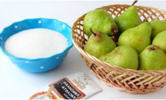 Să pregătim pere în sirop pentru iarnă în felii. Pregătim produsele conform listei de ingrediente.