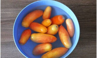 Készíts télre Sugo szószt bazsalikommal. Öblítse le a paradicsomot, és öntsön forrásban lévő vizet 10-15 percig.