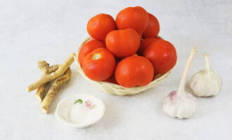 För att förbereda pepparrot för vintern måste du samla ingredienserna som anges ovan. Mogna tomater tvättas noggrant och torkas med pappershanddukar. Vi sköljer burkarna noggrant med diskmedel, värmer dem i ugnen eller använder en annan steriliseringsmetod. Koka upp locken.