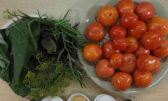 Koud gezouten tomaten voor de winter worden als volgt bereid: spoel de tomaten en alle benodigde kruiden grondig af onder water.