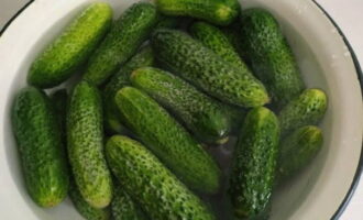 Upang maghanda ng malutong na adobo na mga pipino sa 1 litro na garapon para sa taglamig na may suka, ihanda ang mga gulay. Paunang ibabad ang mga pipino sa malamig na tubig sa loob ng 3 oras.