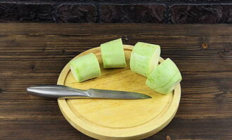 Per preparar carbassons farcits amb carn picada al forn, esbandiu bé la verdura i talleu-la en tres o quatre parts.