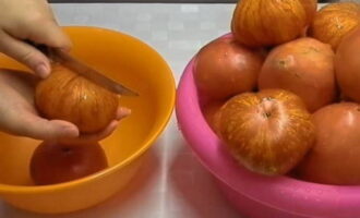 Paano maghanda ng mga sariwang kamatis para sa taglamig sa mga garapon? Banlawan nang mabuti ang mga kamatis na pinili para sa paghahandang ito sa ilalim ng tubig na tumatakbo at gupitin ang balat nang crosswise.