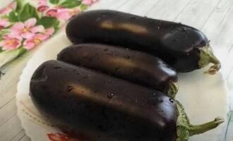 Ang lasa ng mabilis na pagluluto ng marinated eggplants na may bawang ay nakasalalay sa napiling gulay at ang tamang proporsyon ng mga sangkap ng marinade, kaya kailangan mong pumili ng maliliit na sariwang talong at banlawan ng mabuti. Balatan at i-chop ang mga sibuyas ng bawang at mga halamang gamot.